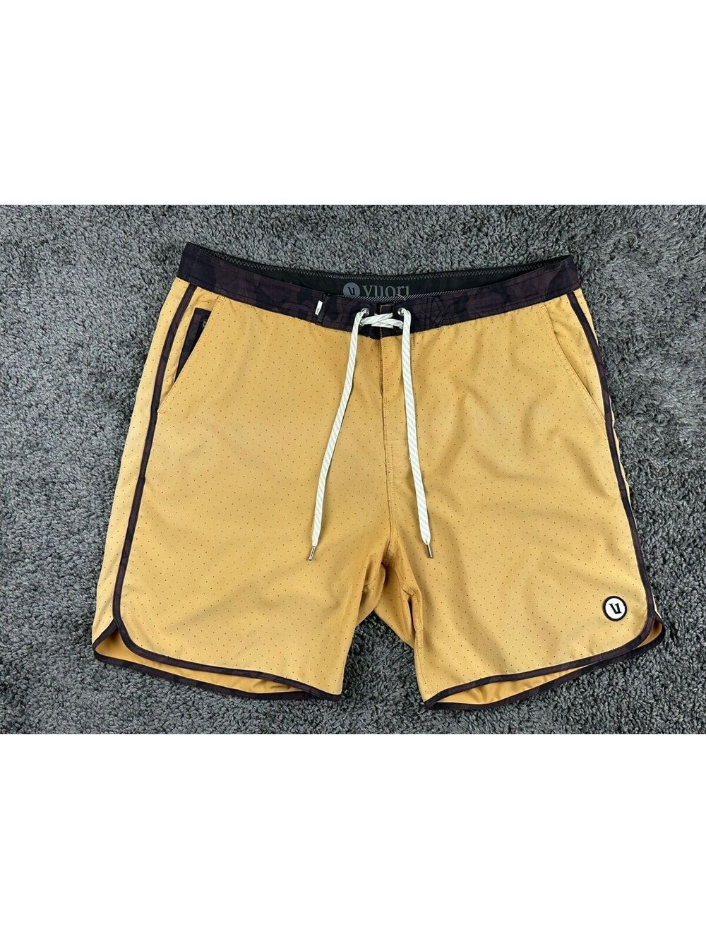 Vuori Cruise Boardshorts Mens L 36 Tan Polka Dot Camo 4-Way Stretch Swim Trunks